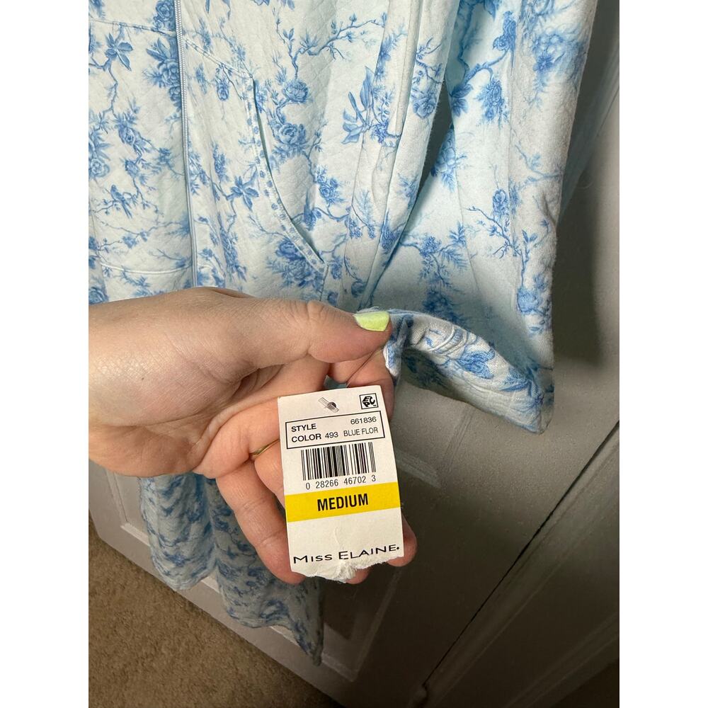 VTG Miss Elaine Women’s Medium Blue White Floral Toile Long Robe NWT Cottagecore - Picture 4 of 7